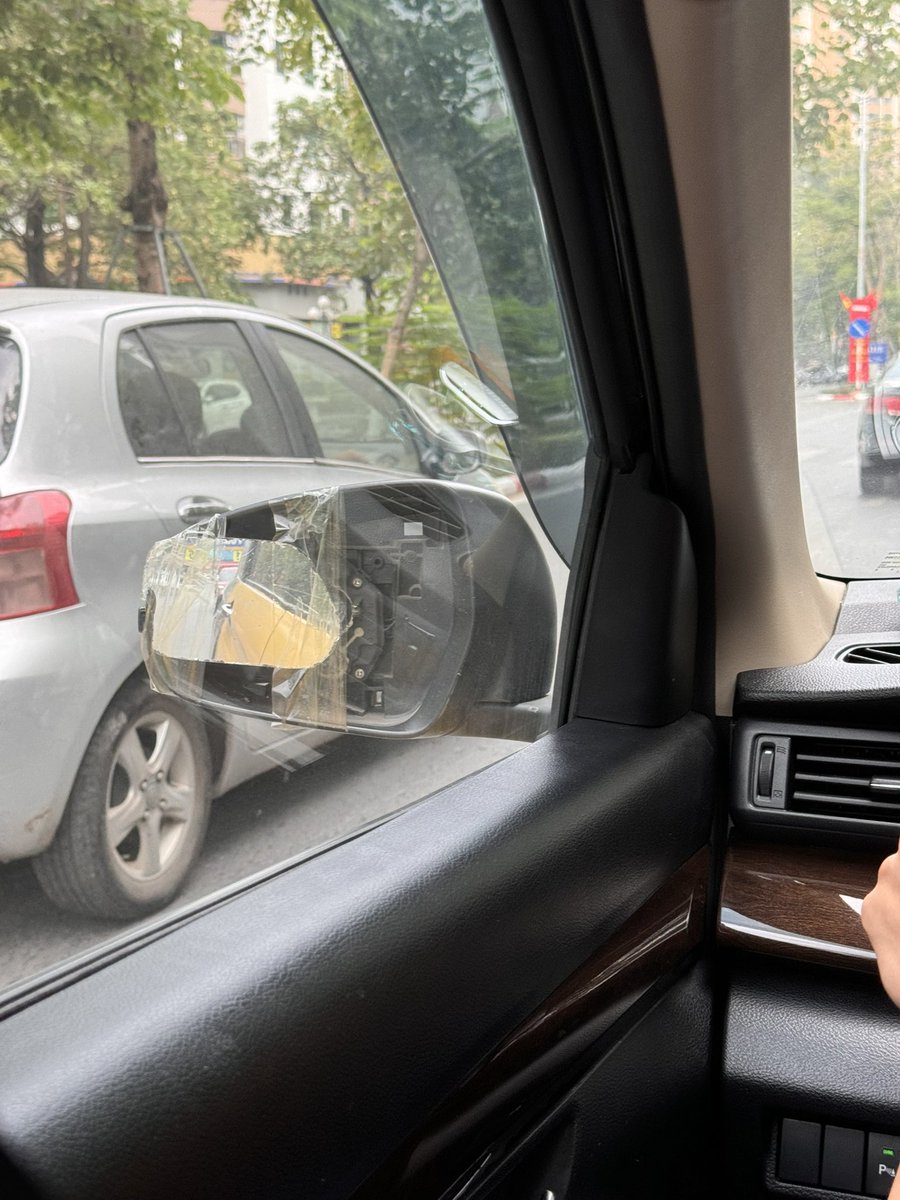 ベトナムのタクシーのミラーとかこんなんだからな
ちなみに運転は上手い