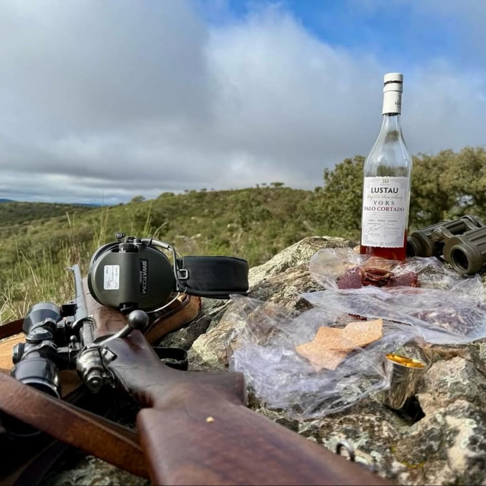 SWATCOM_'s tweet image. Our ambassador Sean of @loberuelas savouring his “perfect Sunday” of light tapas whilst taking in the Spanish landscape as he patiently awaits the majestic appearance of red deer.⁠
⁠
#SWATCOM #Active8 #FieldSports