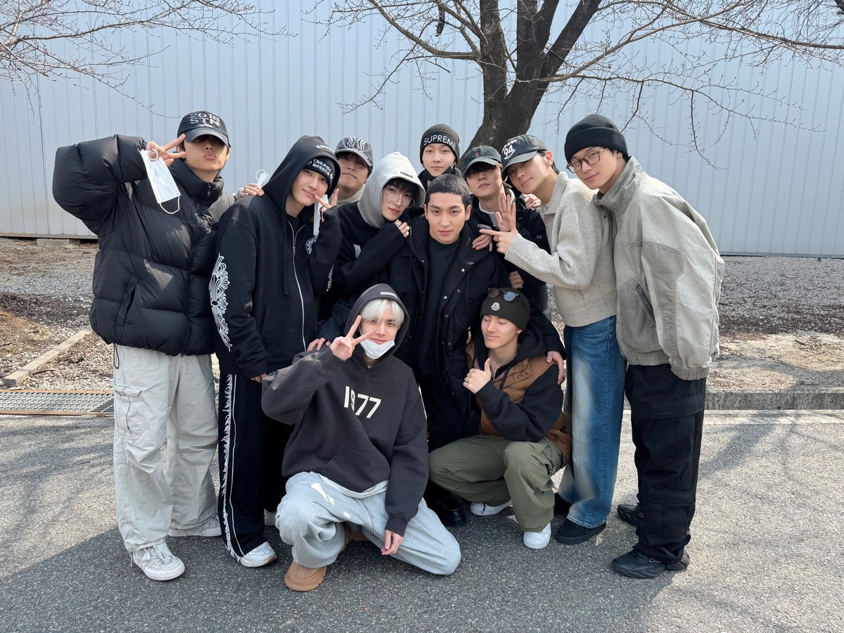 [📰] ‘군 입대’ 더보이즈 상연, 멤버 전원 배웅 인증샷 “긴장되고 묘한 마음”

naver.me/G65vDo5e

#THEBOYZ #더보이즈
#SANGYEON #상연