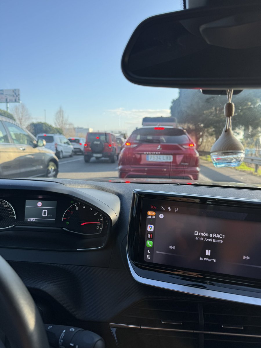 No pots anar en tren, no pots anar per carretera, com collons ens hem de moure? Amb la porta màgic del Doraemon? Catalunya té un problema de mobilitat GREU, ho canvien coses immediatament o col·lapsarem (si no ho hem fet ja)