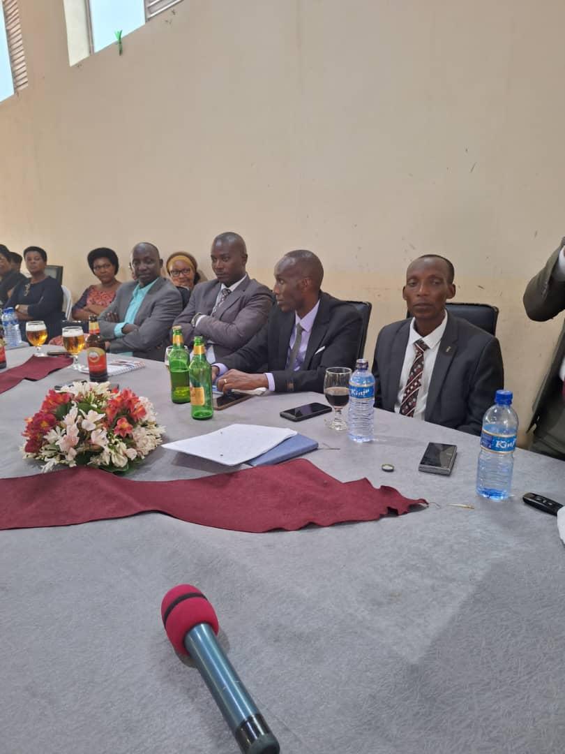CommuneNyanza's tweet photo. #Burundi Kuruyu wa mungu igenekerezo rya 16/3/2025 Musitanteri was @CommuneVugizo yagiranye Inama n'imvukira ziyo Komine zirangurira imirimo mugisagara ca Bujumbura muntumbero yo gukomeza ubumwe no kurabira hamwe uko commune yifashe.@MininterInfosBi @makambaProvince @NtareHouse https://t.co/OxSkBqpB7C