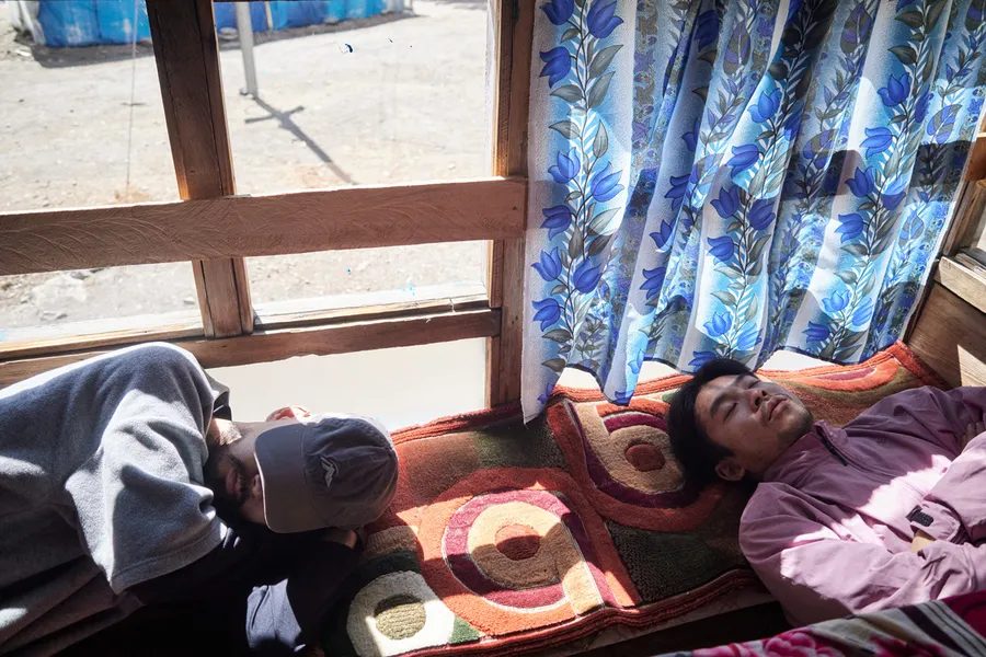 voguejp's tweet photo. #仲野太賀 と親友の上出遼平、阿部裕介による旅本が面白い。著者3名のインタビューを公開。
https://t.co/OYcXNGHsM4 https://t.co/AkME9a0uPz