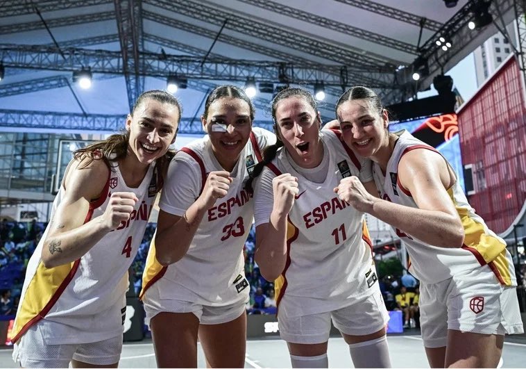 jlsanzalcalde's tweet photo. ¡Buenos días! ☀️

💪🏻Sevilla ha vuelto a triunfar en lo deportivo este fin de semana.

🏊‍♀️Nuestras sirenas del @SincroSevilla son campeonas de España en acrobático🥇

Y en baloncesto 🏀, Ainhoa Gervasini y Alba Prieto se han subido al cajón🥈en la #3x3ChampionsCup con la #SelFEM3x3 https://t.co/VsxYEB9pwl