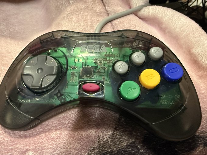昨日ポリメガしたときおかしい思ったけど、サターン型パッドのLボタンが反応しない、買い替えかな
案外ない、LRも付いてる6ボタンコントローラ…予備分も買っとくかな 