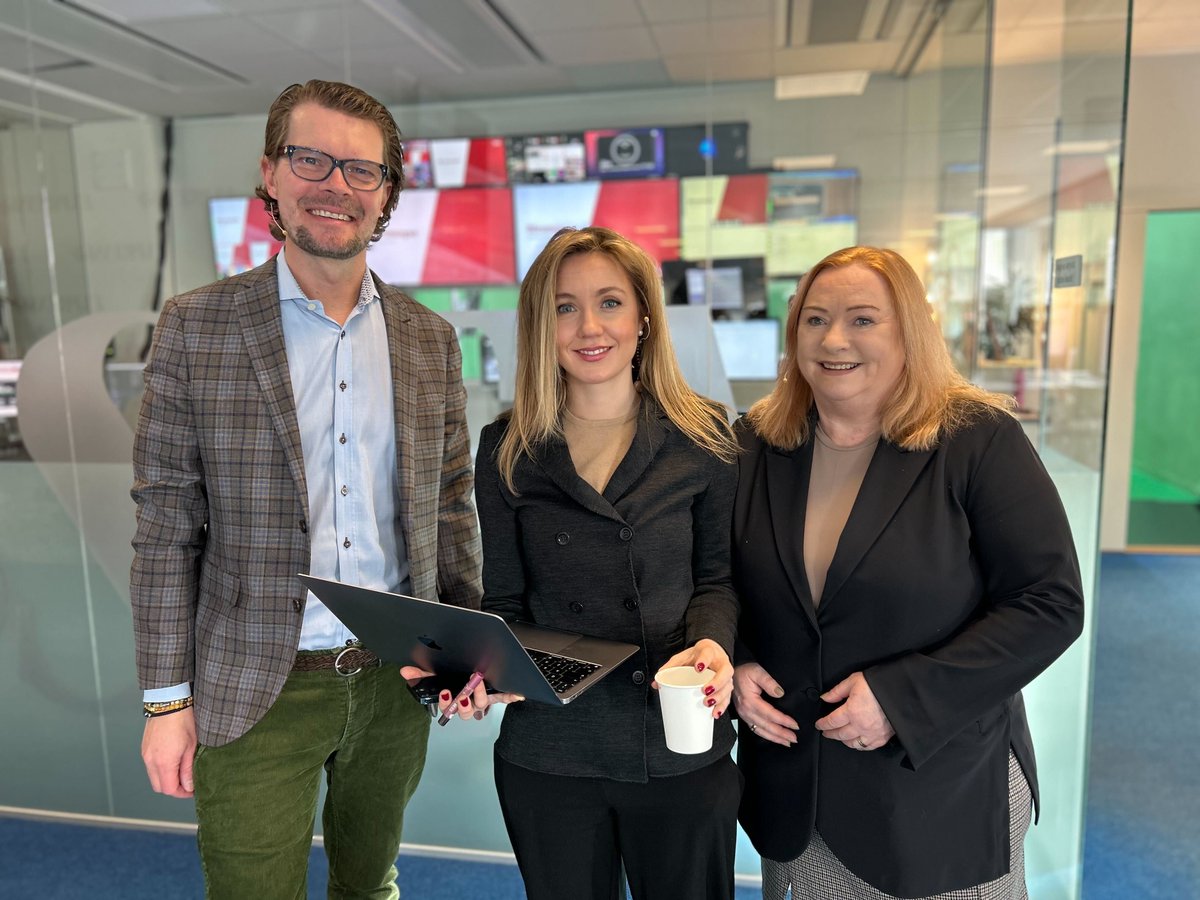 ☀️Solen skiner och Börsmorgon börjar snart. 
I dag med Mattias Isakson från Swedbank och Di:s <a href="/AgnethaJonsson/">Agnetha Jönsson</a> 
<a href="/MLundberg_/">Madeleine Lundberg</a>  drar igång det hela klockan 08.45 här #finanstwitter
di.se/ditv/live-di-t…