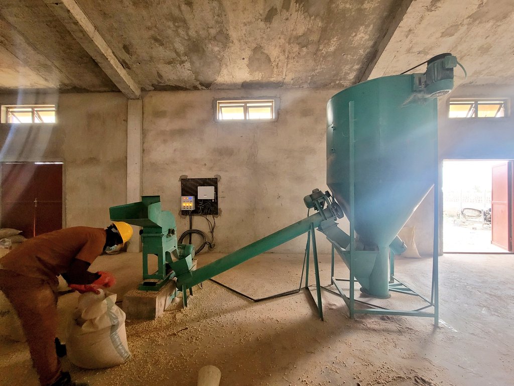SasDantata's tweet image. Big news!

We just installed a 1-ton/hr feed mill at @AsadaFoods to make the best-quality poultry feed.

For now, let's just call it  "Asada Feed"

When we master the art of feed formulation, we'll be able to scale up and deliver the best feed to you. 

May Allah see us through!