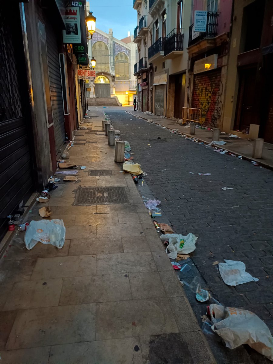 Amigos de <a href="/RussafaD/">Russafa Descansa</a> <a href="/AmicsDelCarme/">Amics del Carme</a> <a href="/AVelluters/">Amics de Velluters</a> vecinos y comerciantes, vamos a enseñarle al mundo y a #europa la cara B de #Fallas2025 pero que son las de todos los años. Vamos a hacer un hilo con fotos y vídeos de lo que permiten <a href="/AjuntamentVLC/">Ajuntament València</a>  y la alcaldesa <a href="/mjosecatala/">María José Catalá</a>