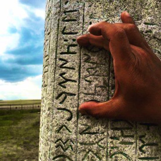 Ağaç kovuğundan çıkmadık, gökten zembille inmedik. Tesadüfen olmadık, toplamayla oluşmadık. Tarihte Türk’tük, halde Türk’üz ve istikbalde de Türk olacağız!