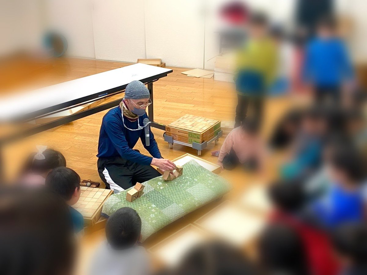 地域活動（母親クラブ）やんちゃりかによる
「つみきのそのさんと積み木遊び」

積み木の楽しさに、子どもたちの目もキラキラ✨

そのさんによる昔話は、積み木が様々なものに形を変え、子供も保護者もスタッフも（笑）夢中になりました🤗

#つみきのそのさん
#母親クラブ
#やんちゃりか