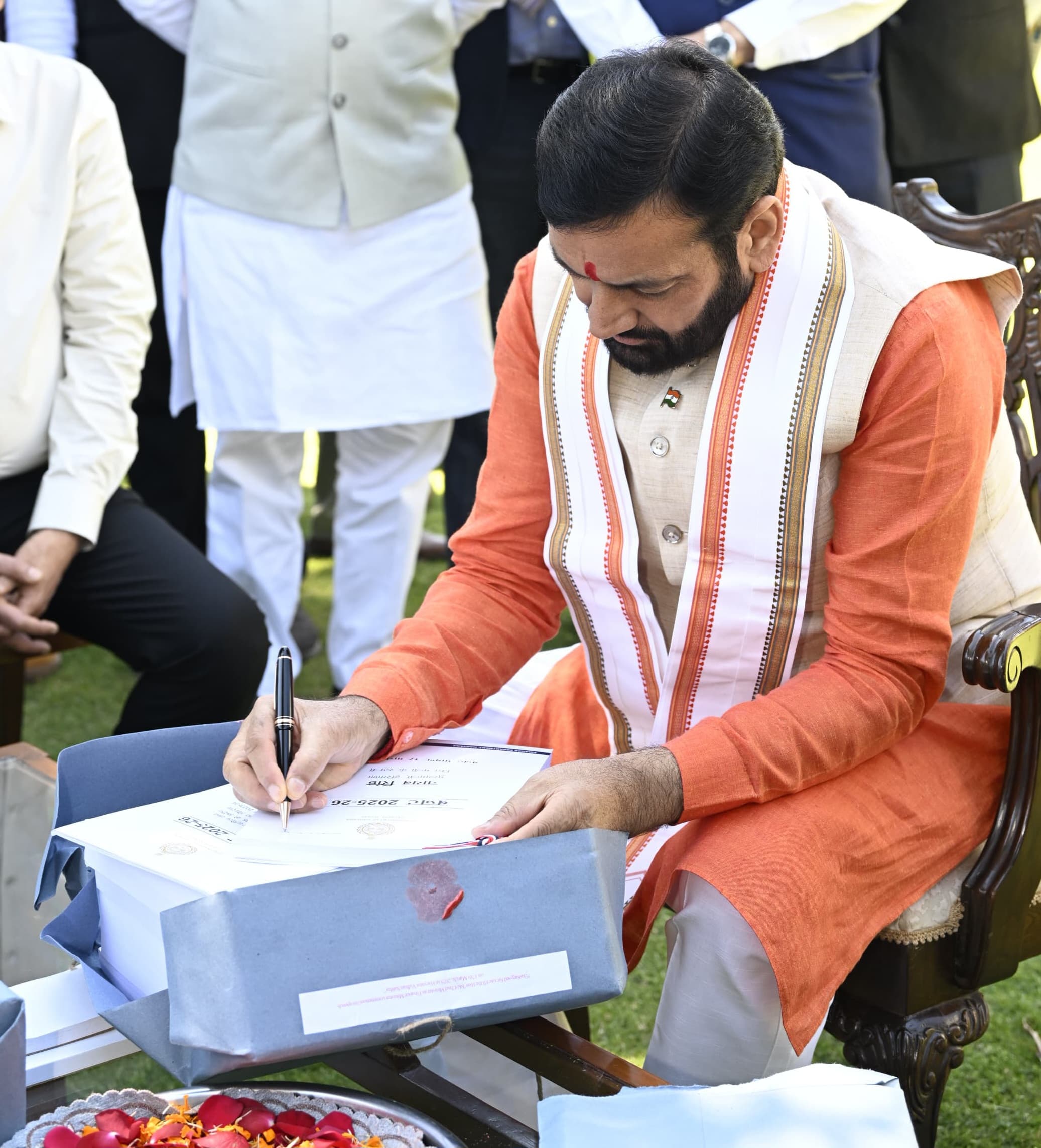 बतौर वित्त मंत्री अपना पहला बजट "हरियाणा बजट वित्त वर्ष 2025-26" प्रस्तुत करने से पूर्व बजट पर हस्ताक्षर किए