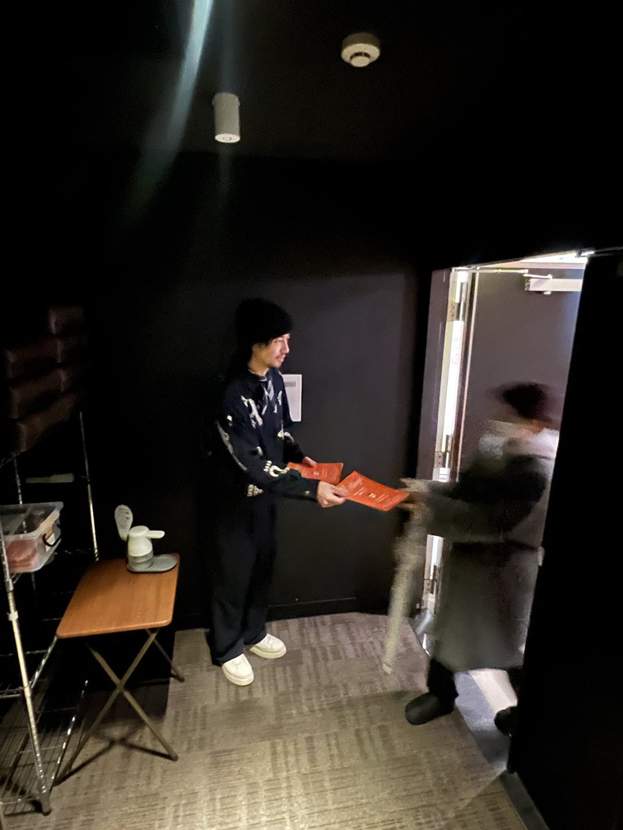 3/15（土）アップリンク吉祥寺の上映回で
企画プロデュースの齊藤工さんから
観客全員にお配りする手紙を
直接手渡しいただきました！
お受け取りくださったみなさま、
ありがとうございました。
　
本作は配信・パッケージ化はしませんので
お早めにご鑑賞ください🏠