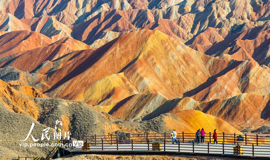 PDChinese's tweet image. 【甘肅張掖：七彩丹霞 人在畫中游】近日，在甘肅省張掖七彩丹霞旅遊景區，車輛穿梭於如畫景致之中，遊客漫步於斑斕畫卷之間，這裡獨特的地貌奇觀吸引着來自四面八方的遊客。