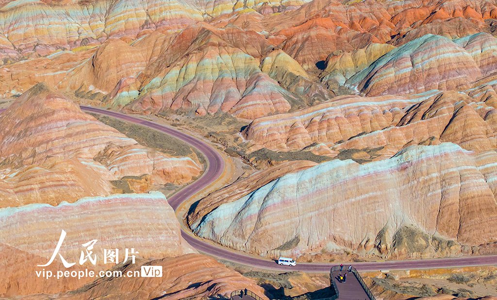 PDChinese's tweet image. 【甘肅張掖：七彩丹霞 人在畫中游】近日，在甘肅省張掖七彩丹霞旅遊景區，車輛穿梭於如畫景致之中，遊客漫步於斑斕畫卷之間，這裡獨特的地貌奇觀吸引着來自四面八方的遊客。