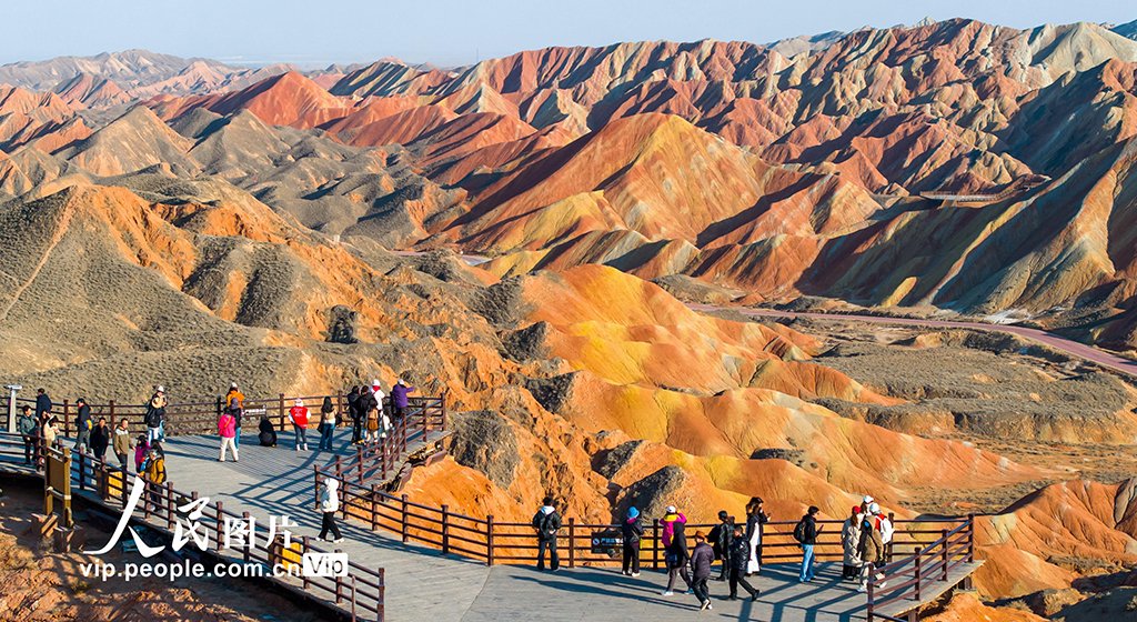 PDChinese's tweet image. 【甘肅張掖：七彩丹霞 人在畫中游】近日，在甘肅省張掖七彩丹霞旅遊景區，車輛穿梭於如畫景致之中，遊客漫步於斑斕畫卷之間，這裡獨特的地貌奇觀吸引着來自四面八方的遊客。