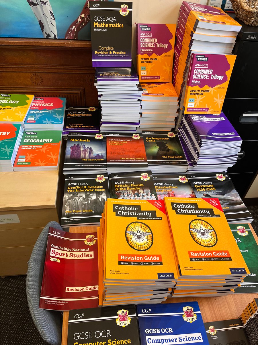 SacredHrtCrosby's tweet image. ✍️📚🌟We&apos;ve received our final big delivery of #RevisionGuides for Year 11&apos;s #GCSE exam preparation.

We&apos;d like to give a huge thank you to everyone who has purchased them, and hope they help to bring students the #success they deserve in the summer!

#ToBeMore #Ambition