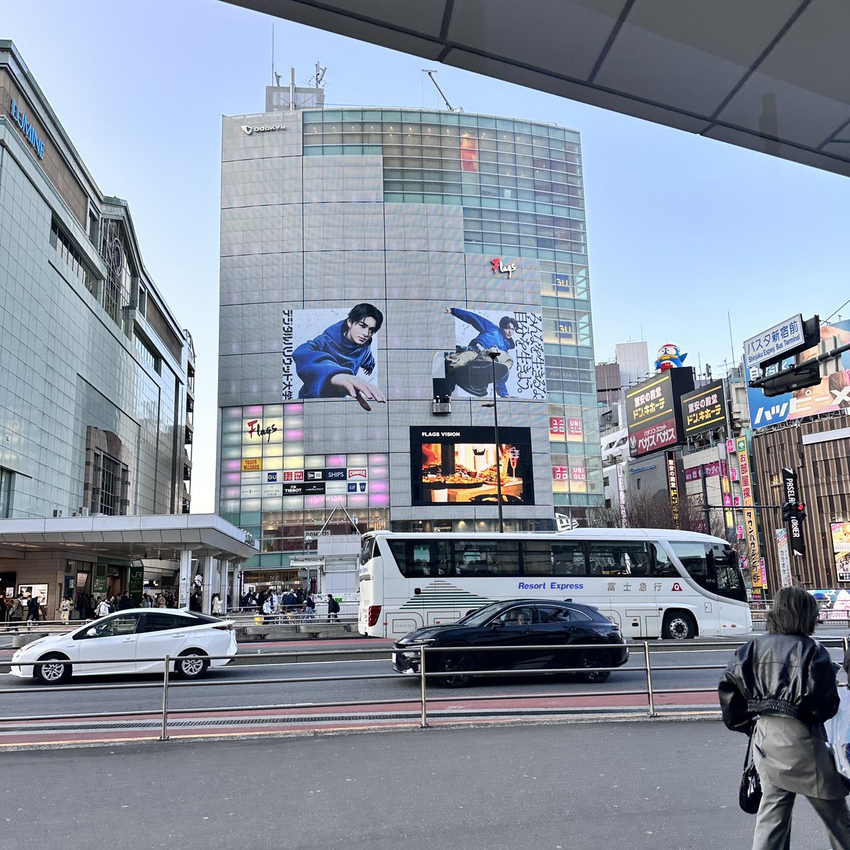 kuromiigl's tweet image. นิกิขึ้นป้ายใหญ่บนตึกกลางสถานีชินจุกุเลย🥹