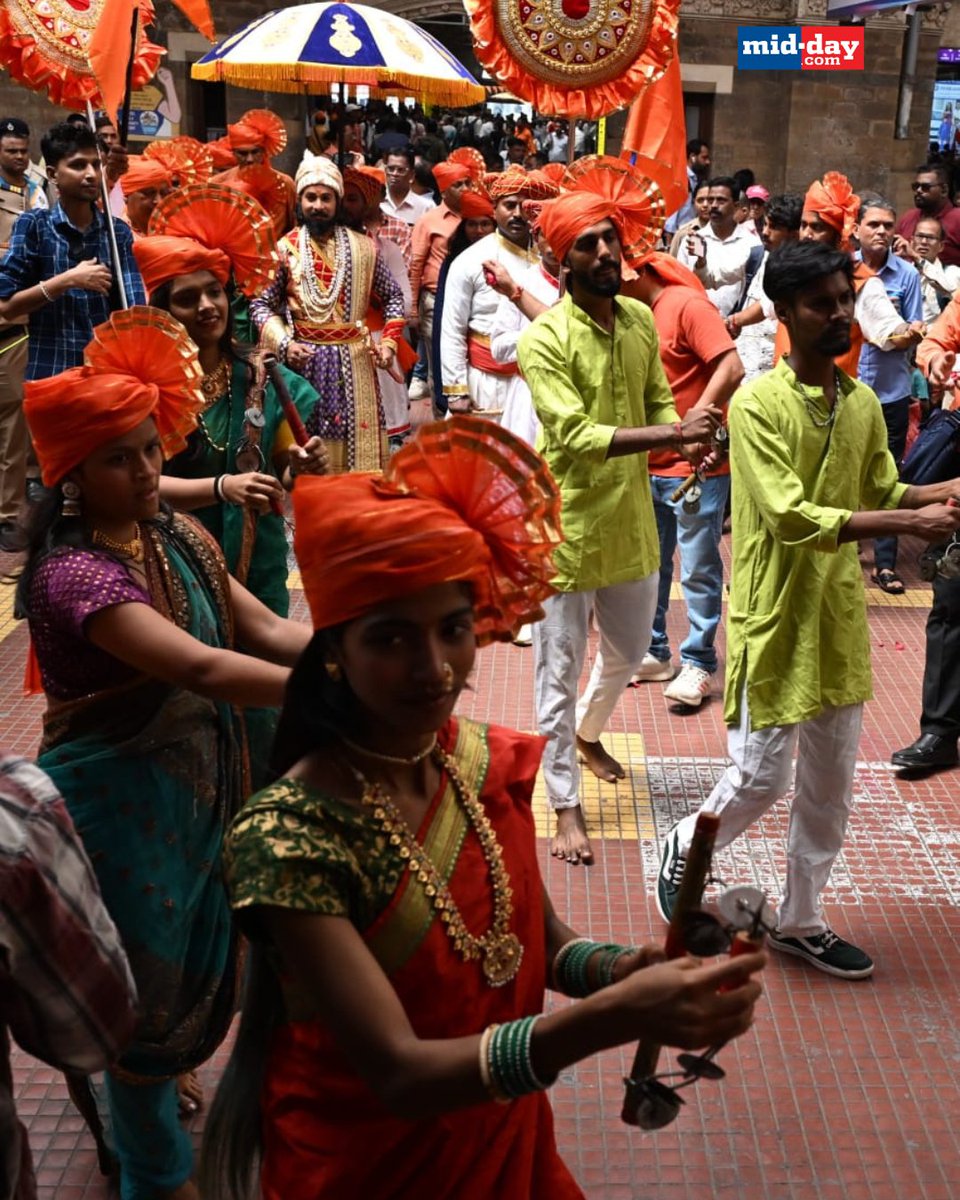 mid_day's tweet photo. On the occasion of Chhatrapati Shivaji Maharaj Jayanti, railway employees organized a vibrant procession with drums and music at Chhatrapati Shivaji Terminus Railway Station.
PC: Sayyed Sameer Abedi
#ChhatrapatiShivajiMaharaj #CSMT #CSTstation #mumbai #mumbainews https://t.co/OoelQkqntw