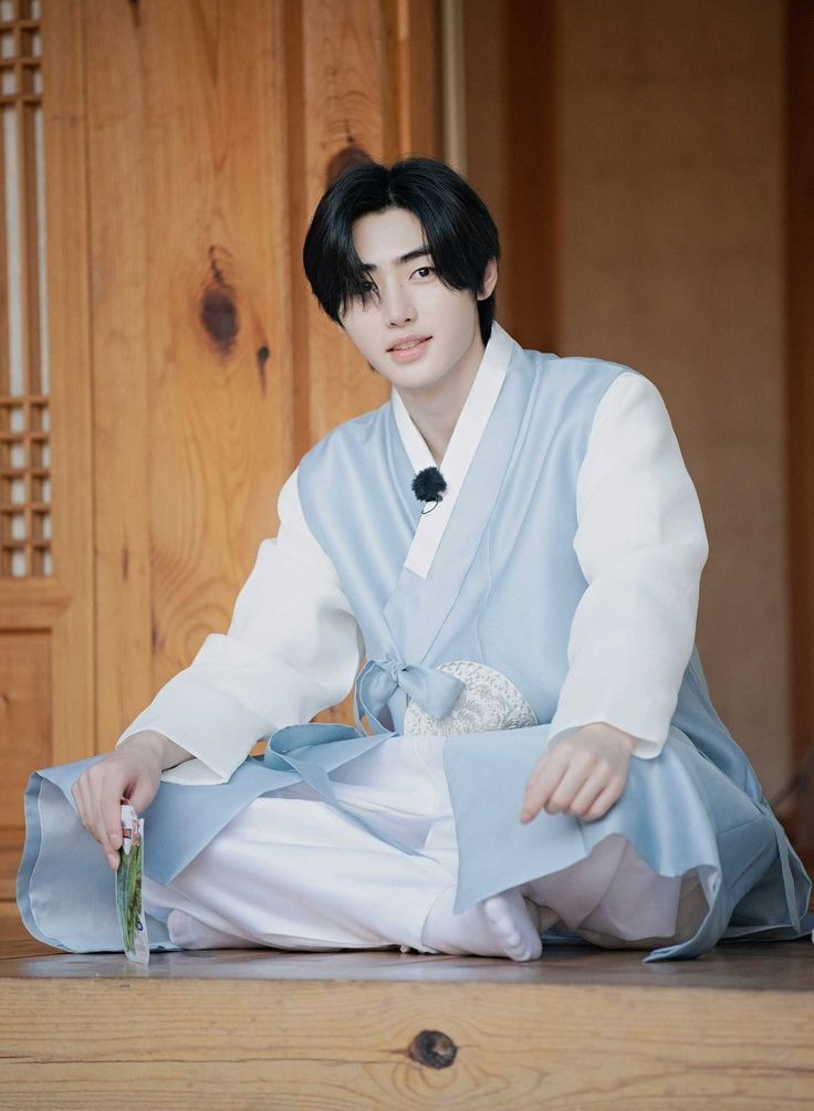 ㅤ
"Mari kita mulai," ujarnya singkat sebelum memimpin shinnyusei untuk melafalkan mantra pembuka yang penuh harapan untuk pencerahan dan penemuan diri. Suasana aula dipenuhi kekhidmatan saat lantunan mantra serempak menggema, menciptakan gelombang harmoni magis.
ㅤ