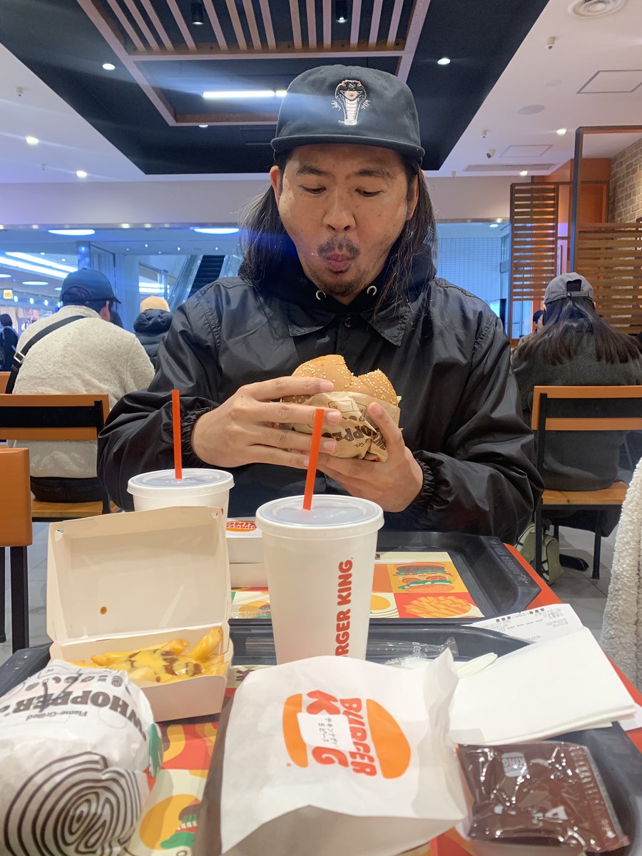 bassted_maa's tweet photo. 今日は資材を買いに来たついでにキングバーガー🍔
やっぱりボブはワッパーサイズのオールヘビー🍔
美味しそうに食べてたよ🍔 https://t.co/jB53W8vq1a