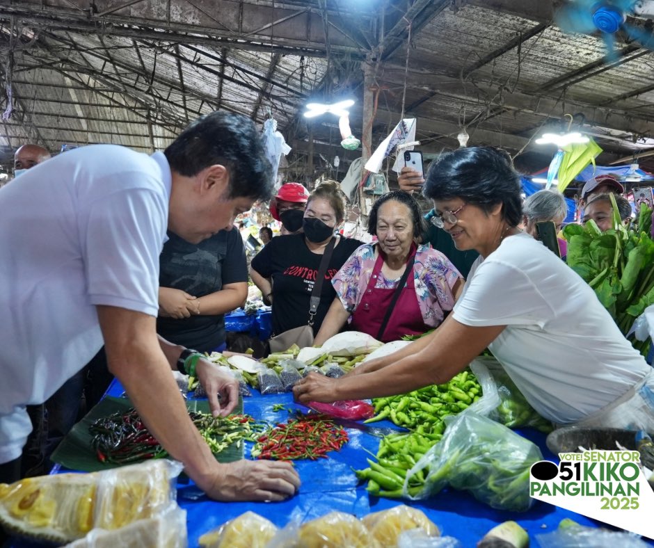 kikopangilinan's tweet photo. Buhay na buhay ang palengke! 🥦🐟🥩

Maagang bumisita sa Lipunan Public Market kasama ang ating masisipag na volunteers upang makipagkwentuhan at makiisa sa ating mga tindero, tindera, at mamimili. Mula sa gulayan hanggang sa bilihan ng isda at karne, isang paalala na kailangang palakasin ang suporta sa ating mga magsasaka, mangingisda, at maliliit na negosyante para sa mas abot-kayang pagkain at mas masaganang kabuhayan.

Salamat kaayad sa mainit na pagtanggap, Capiz! 💚

#TapatAtTotoo
#KikoSaSenado2025
#51PangilinanKiko
