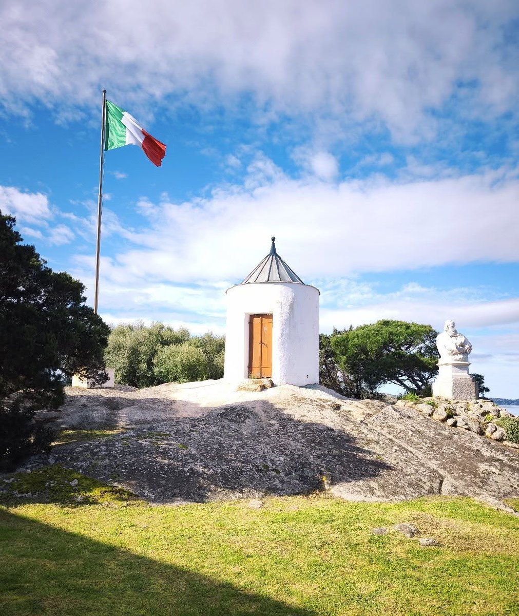 🇮🇹Buon lunedì e buon #17marzo dai Musei Garibaldini! Svetta orgogliosa nel cielo di Caprera la bandiera italiana, accanto al vecchio mulino e al busto di Giuseppe Garibaldi, nel 164° anniversario dell'Unità d'Italia.