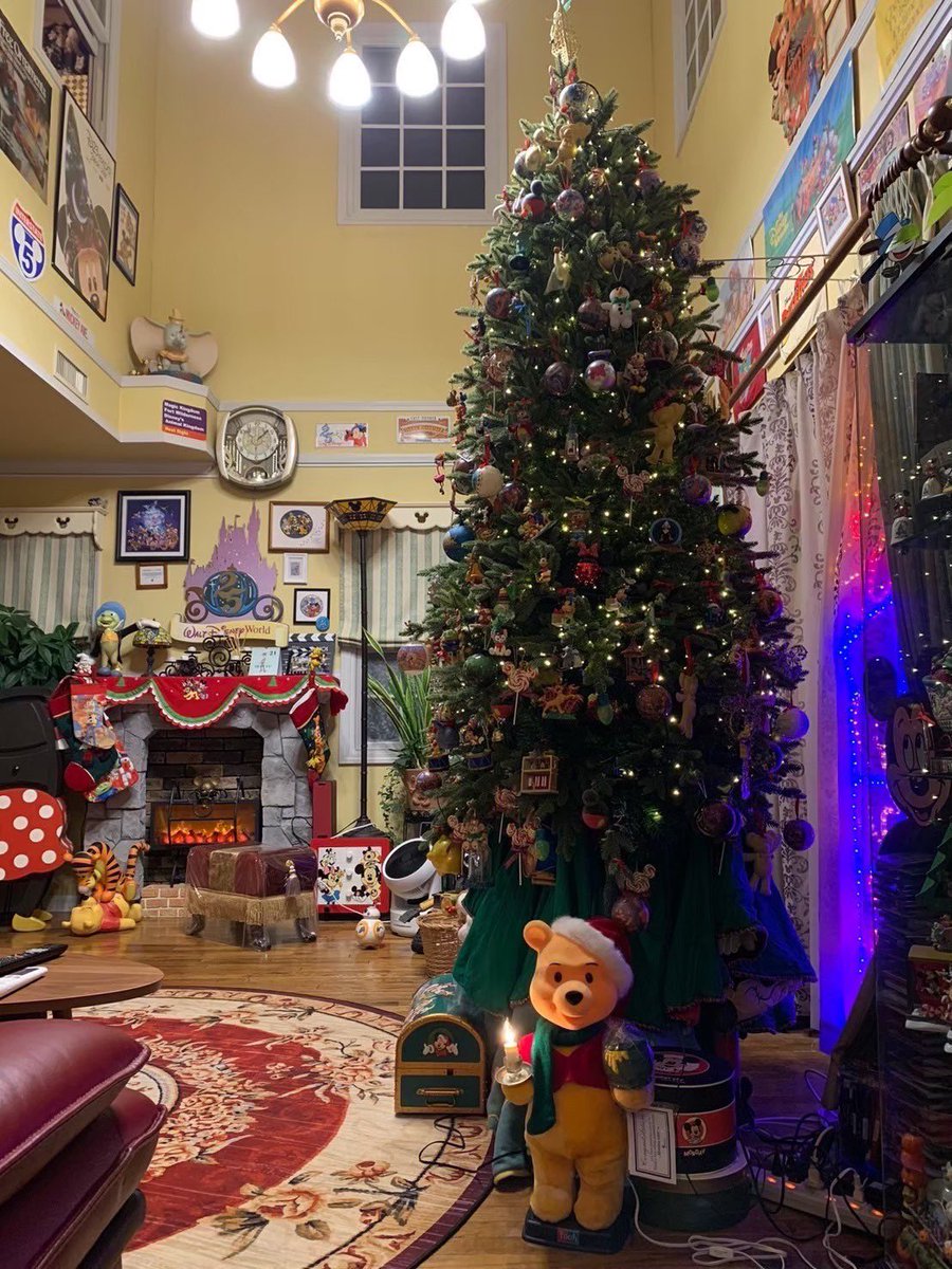 ozutoma's tweet photo. こんなディズニーグッズしかない家に住んでいます
みなさんのコレクションも見るの好きなので、是非見せて欲しいです！
#自慢のコレクション https://t.co/vZ16MMZF9k