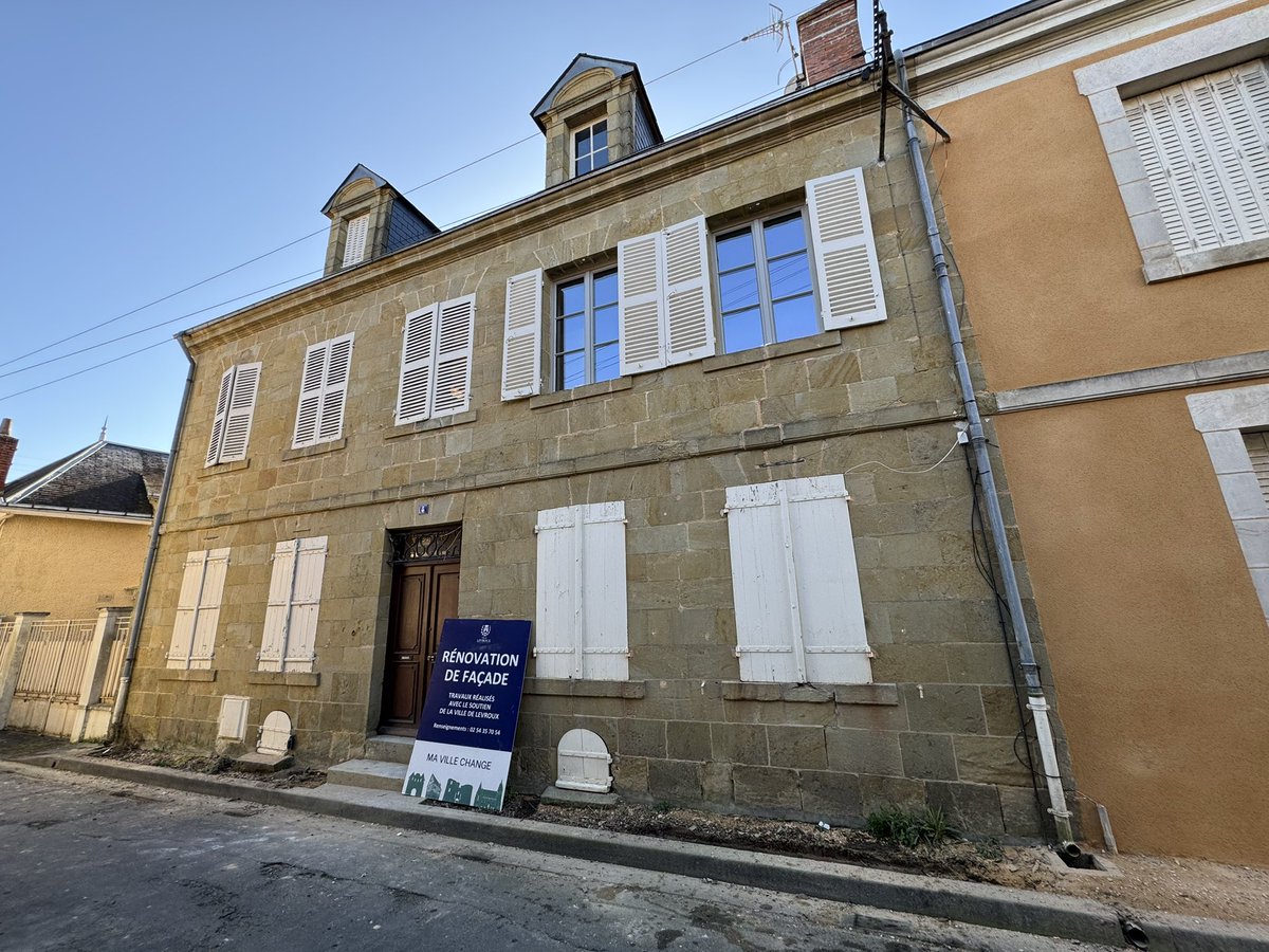 vivrelevroux's tweet photo. 🏠🚧👷🏻‍♀️ Une nouvelle maison a retrouvé son éclat, via le fonds façade de la Ville mis en place par notre équipe depuis 2021. ♥️ Au total, ce sont près de 50 dossiers qui ont été déposés en cinq ans, l’occasion pour #Levroux de retrouver des couleurs ! #Urbanisme #Patrimoine https://t.co/dXlA55mIMH