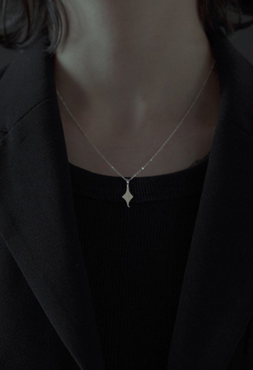 샤이니(<a href="/SHINee/">SHINee</a> ) 태민(<a href="/TAEMIN_BPM/">.</a>) 님이  AHC (<a href="/ahc_kr/">AHC</a> ) 화보에서 <Light symbol Necklace> 착용하셨습니다:) 

#SHINee #샤이니 #TAEMIN #태민 #AHC #오버그레이 #OVERGREY