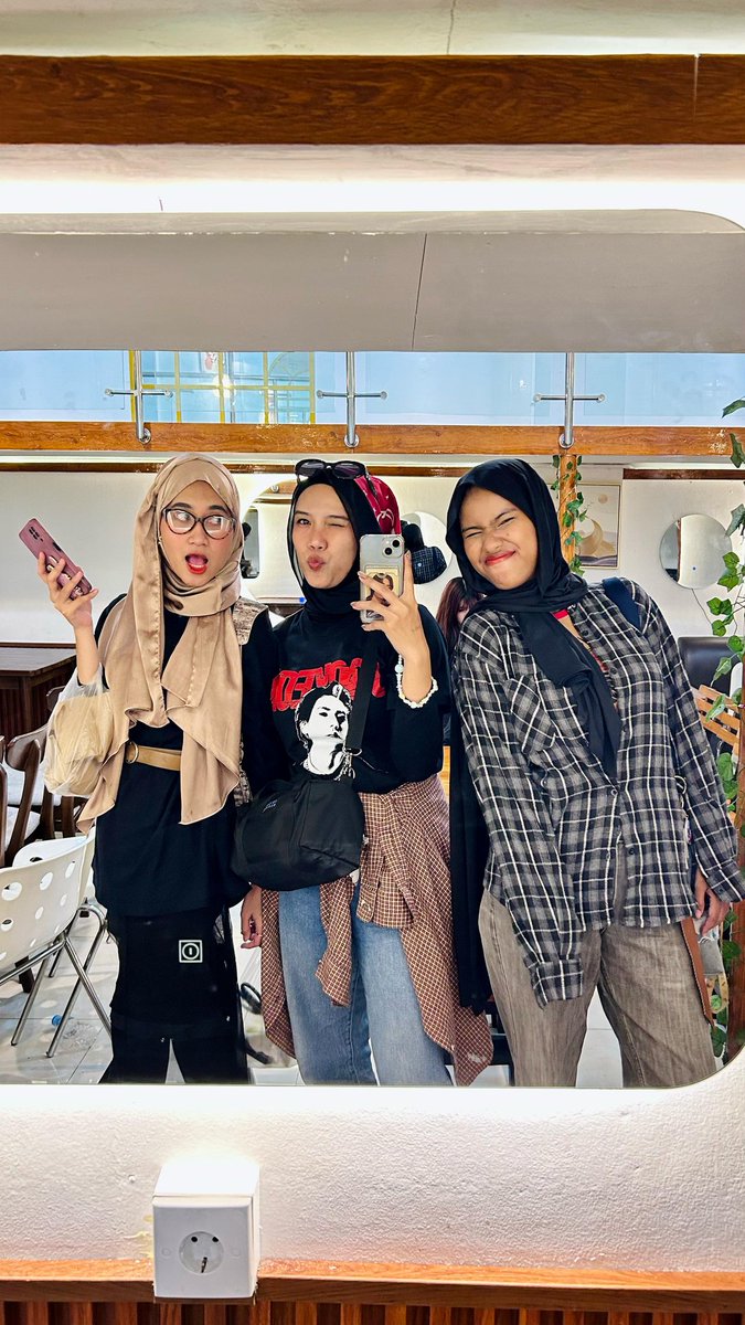 Raikatopination's tweet photo. Baru sempet foto pas mau pulang👻 @kakajooyeon1 @konyejun  #TimelessTogetherness *gw nenteng kresek kocak https://t.co/N07iNdBOlS