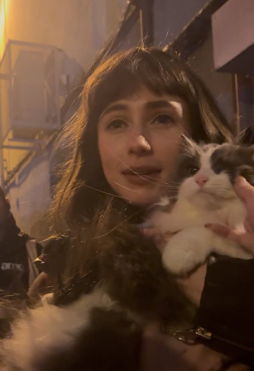 clairo holding a cat omg 😭