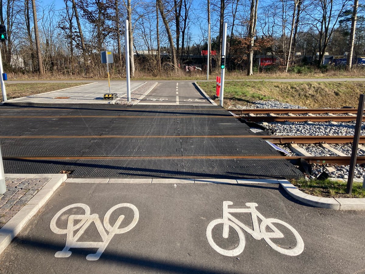 Learn more about the dos and don’ts of cycling infrastructure along a light rail in Copenhagen with 21stCenturyCity.dk 21stcenturycity.dk