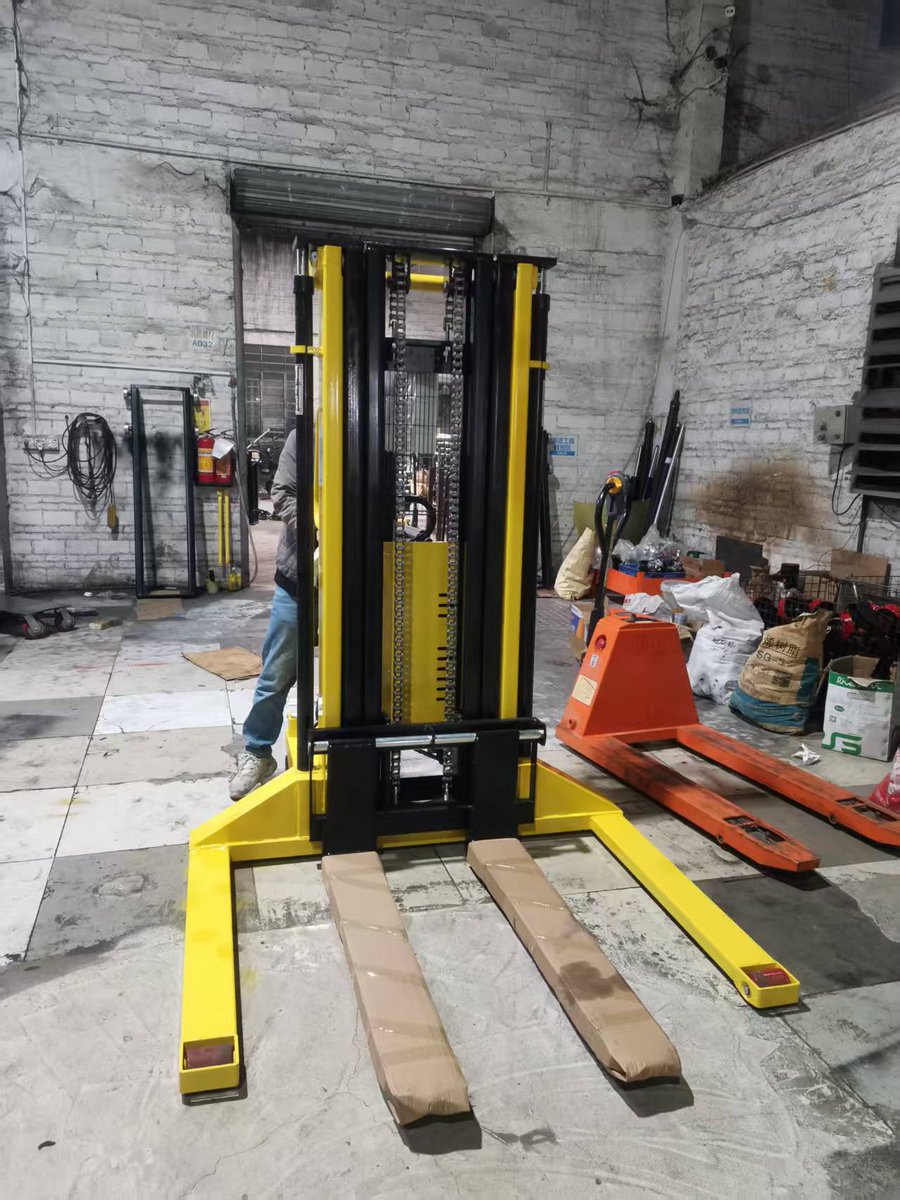 NiuliForklift's tweet image. Triplex mast semi electric stacker, 1500kg capacity, lifting height 4000mm, straddle leg.

#semielectricstacker #electricstacker #straddlelegstacker
#widelegstacker #electricstacker