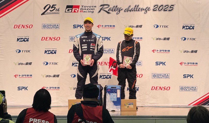 RcJZBSy3mBN2KPE's tweet photo. 改めて…
ラリチャレ沖縄 E-1 クラス
120号車 TEAMNENC Vitz CVT
鮎川/山岸組 優勝しました🏆
機会をくれたあゆぴち、
事前の手配から当日のサポートをしてくださった #TEAMNENC の皆様本当にありがとうございました!
#NENC #ラリチャレ #ラリチャレ沖縄 #沖縄
(実は人生初の楯と表彰でした!) https://t.co/xp4VQCf7YM