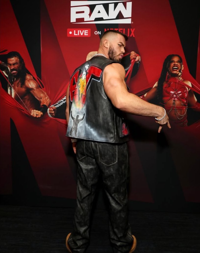 Uh oh, I’m in front of the red screen. Does this mean I’m in trouble? 😥😬

📸: <a href="/MyEgoIsViral/">#NumberOneTrend 〣〈 NOT @GraysonWWE 〉</a>