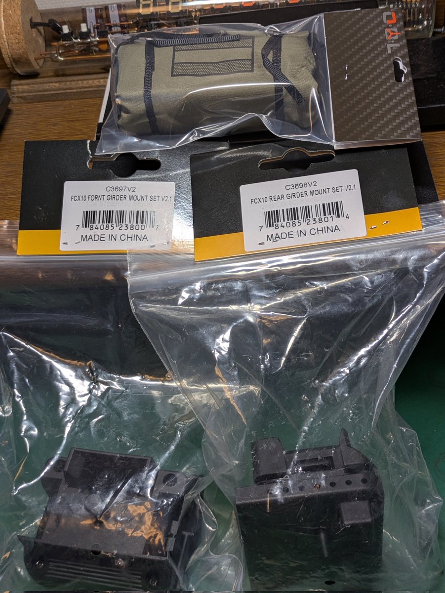 radicansunrise's tweet image. FCX10の左ウインカーがつかなくなったため、急遽OBLさんに頼んで修理させてもらいました。
被っていたボディマウントも交換し
ありがとうございました！

OBLHOBBYさんは本当にいいショップです、皆でお買い物をしましょう😆

私はバッグです👜

#OBL
#FCX10