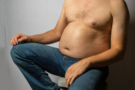 santiagorcoach's tweet image. Todo hombre mayor de 35 años culpa subconscientemente a su metabolismo por su barriga.

Resulta que no es su metabolismo... son sus malos hábitos.

Aquí tienes 8 cosas simples que puedes hacer para deshacerte de ella en solo unos meses🧵