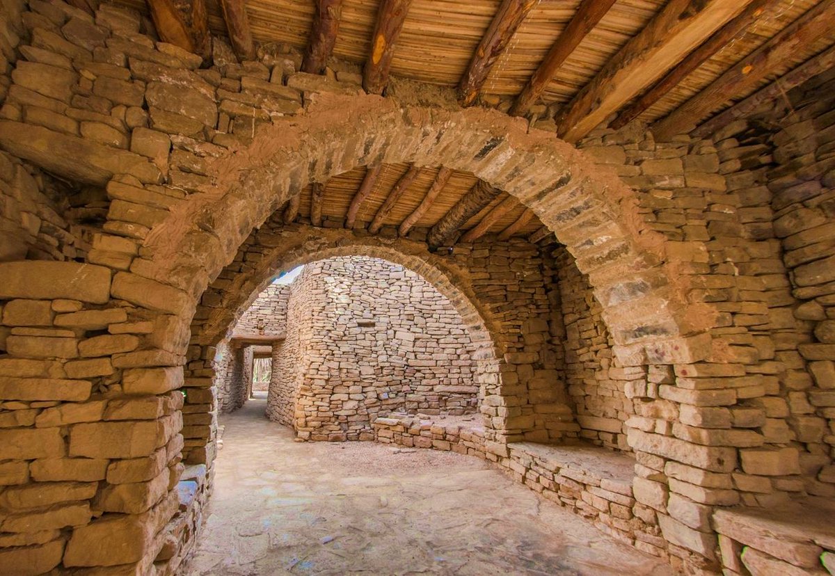 حجارة الجندل الصلبة هي المادة الاساسية للمباني وأغلب المداخل والممرات كانت مغطاة بالأقواس ومرصوفة بالصخور مما جعل الحي متفردا بتصميم هندسي استثنائي وبجانب عقود الجندل فقد استخدم الطين والإثل وسعف النخيل للجدران وسقف المباني..

الطراز المعماري لحي الدرع في واحة #دومة_الجندل