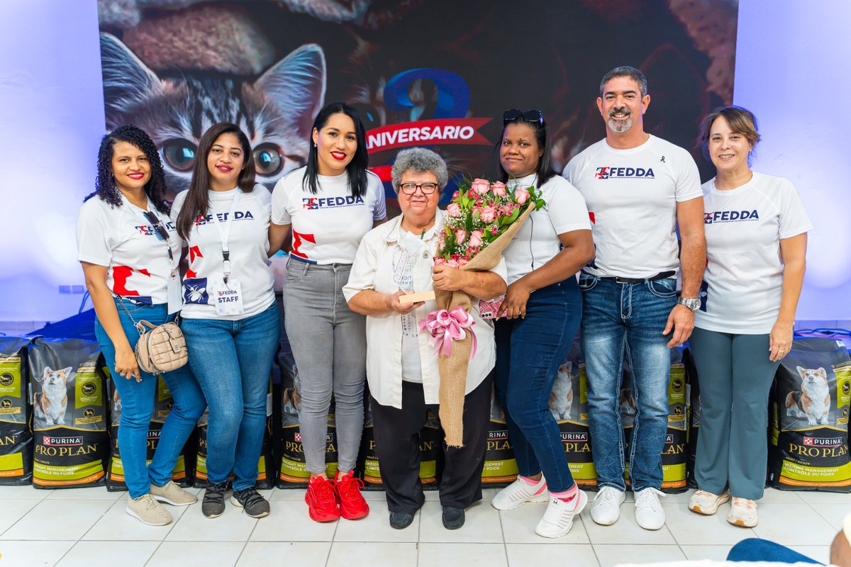elnuevodiariord's tweet photo. 🎊🦮¡FEDDA celebra segundo aniversario!🐶👏

 La Federación Dominicana por los Derechos de los Animales (#FEDDA) celebró con entusiasmo su segundo aniversario con un acto conmemorativo en el Hotel Whala Boca Chica, que contó con una nutrida participación de su membresía y el respaldo de destacadas personalidades, instituciones y empresas comprometidas con la protección animal.

Durante el evento, fueron presentadas las Memorias FEDDA 2024-2025, resaltando los logros alcanzados en este último año. Entre ellos, el más trascendental ha sido la firma del Pacto por los Animales, una iniciativa impulsada junto al periódico Listín Diario, que logró unir a líderes políticos, empresariales y sociales en un compromiso colectivo a favor del bienestar animal en el país.

El director del Listín Diario, Miguel Franjul, tuvo una participación especial en el evento, donde destacó la trascendencia de FEDDA como organización y su notable impacto en apenas dos años. Franjul valoró los resultados del pacto, señalando que hoy el tema de los animales ha dejado de ser invisible en la agenda nacional.

Asimismo, la magistrada @YeniBerenice, Procuradora General de la República, envió un mensaje de felicitación donde valoró como Ministerio Público y como ciudadana el trabajo voluntario que hace FEDDA a favor de los animales y reiteró su compromiso de establecer una serie de acciones para hacer más efectiva la prevención y persecución de los delitos cometidos en contra de los animales.

#ElNuevoDiarioRD #Conmemoracion #Voluntariado #Instituciones