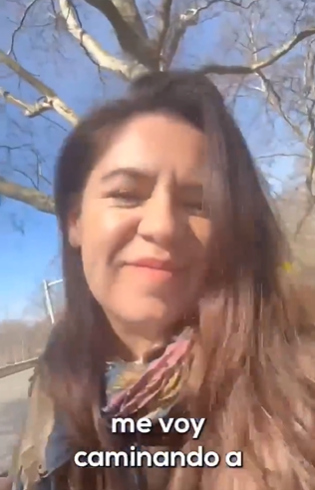 rystm's tweet photo. @ExChemisse ¿Esta doña no está muy roca para estar haciendo videos así? 😄
Es el tipo de video que uno se esperaría de una estudiante de primer ingreso que está descubriendo el mundo y que necesita contarle a todos sus amiguis, no de una roca bañaza que además quiere ser presidente. https://t.co/YzKnSmgYZo