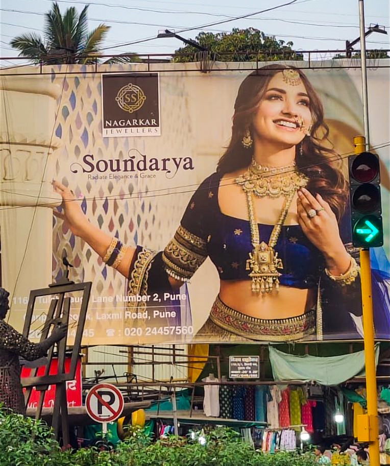 XoXo56565's tweet photo. Back when #JiyaShankar was on billboard as a brand ambassador that too right after bigboss 🤌🏼🔥 https://t.co/pRYsHACNm6