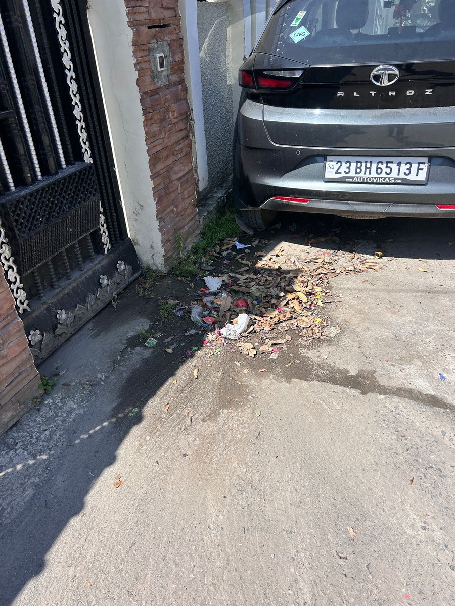 shaileshaswal's tweet photo. @dmdehradun "माननीय @DMDehradun, 21 ईसी रोड, डालनवाला में सफाई व्यवस्था की लगातार विफलता से निवासी परेशान हैं। 29 जनवरी, 12 मार्च और अब 17 मार्च को शिकायत के बावजूद कोई सुधार नहीं। सफाई कर्मचारी अनुपस्थित, कचरा सड़क पर। कृपया तत्काल संज्ञान लें।  #स्वच्छदेहरादून #देहरादून" https://t.co/8JgzkoIIZT