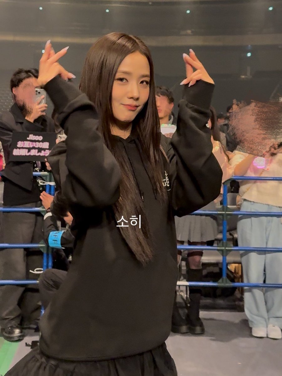 jisoogaIIery's tweet photo. being this close to jisoo will cure my problems https://t.co/w1RwzDUvQu