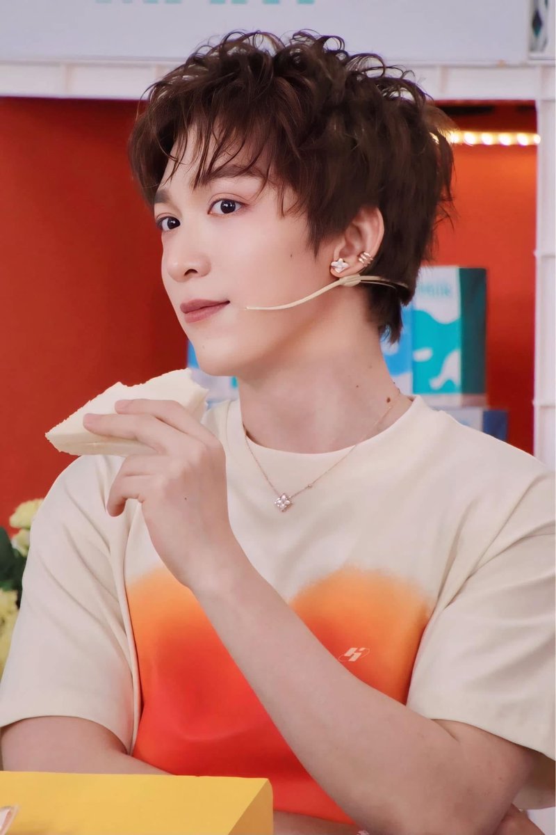 1001lopMangPhuc's tweet photo. Bé Măng Phúc xính lao 🧡

Tăng Phúc ShopeeFood 1503
#TangPhuc #ShopeeFood1503 #TangPhucxShopeeFood https://t.co/HkupHeIsYg