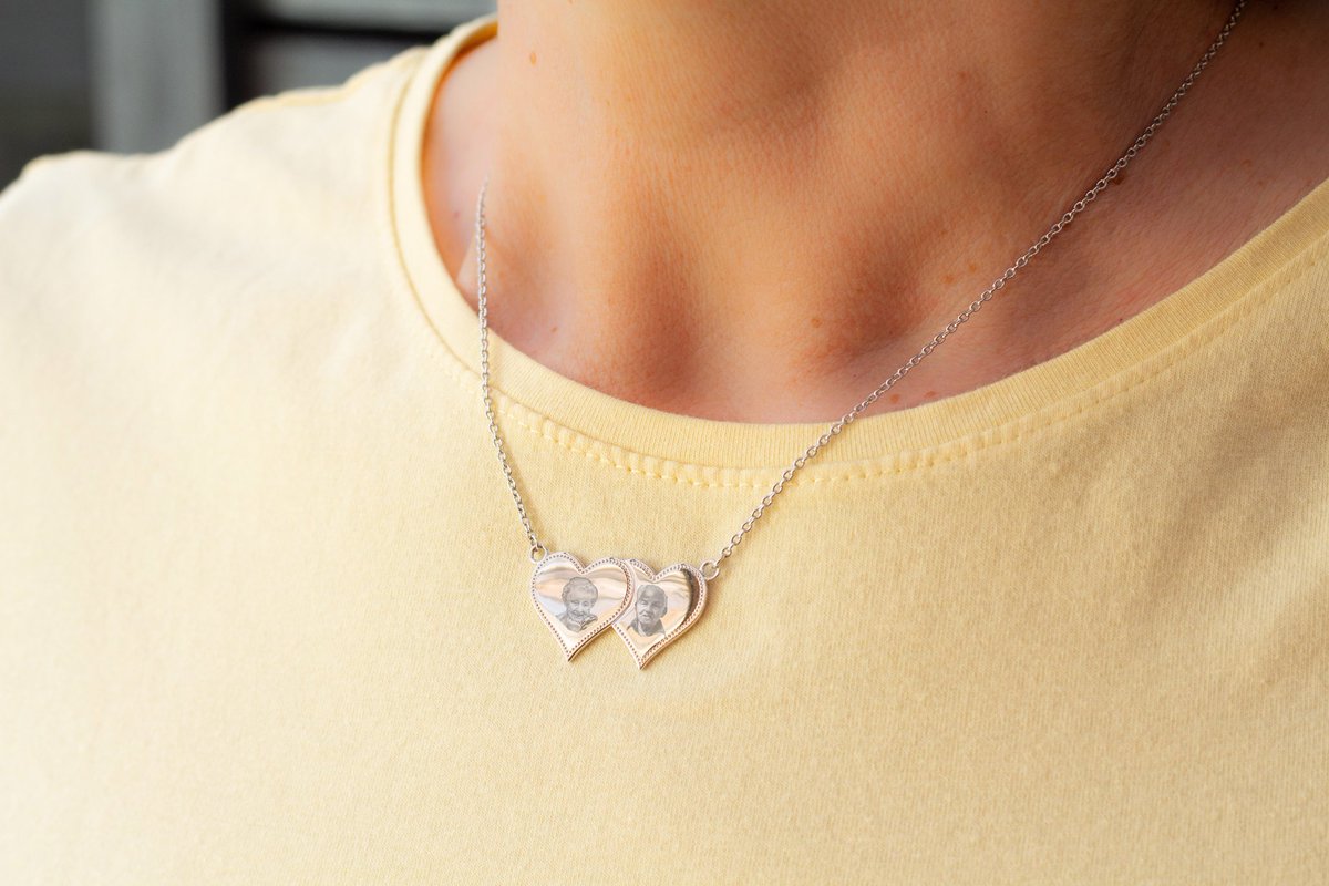 The duo heart necklace allows you to have two loved ones engraved side by side.

I can engrave photos, handprints, fingerprints, baby ultrasounds and more 🥰

Simply upload your images and I will do everything else for you: gemzbyemz.co.uk/product/sterli… 💓
