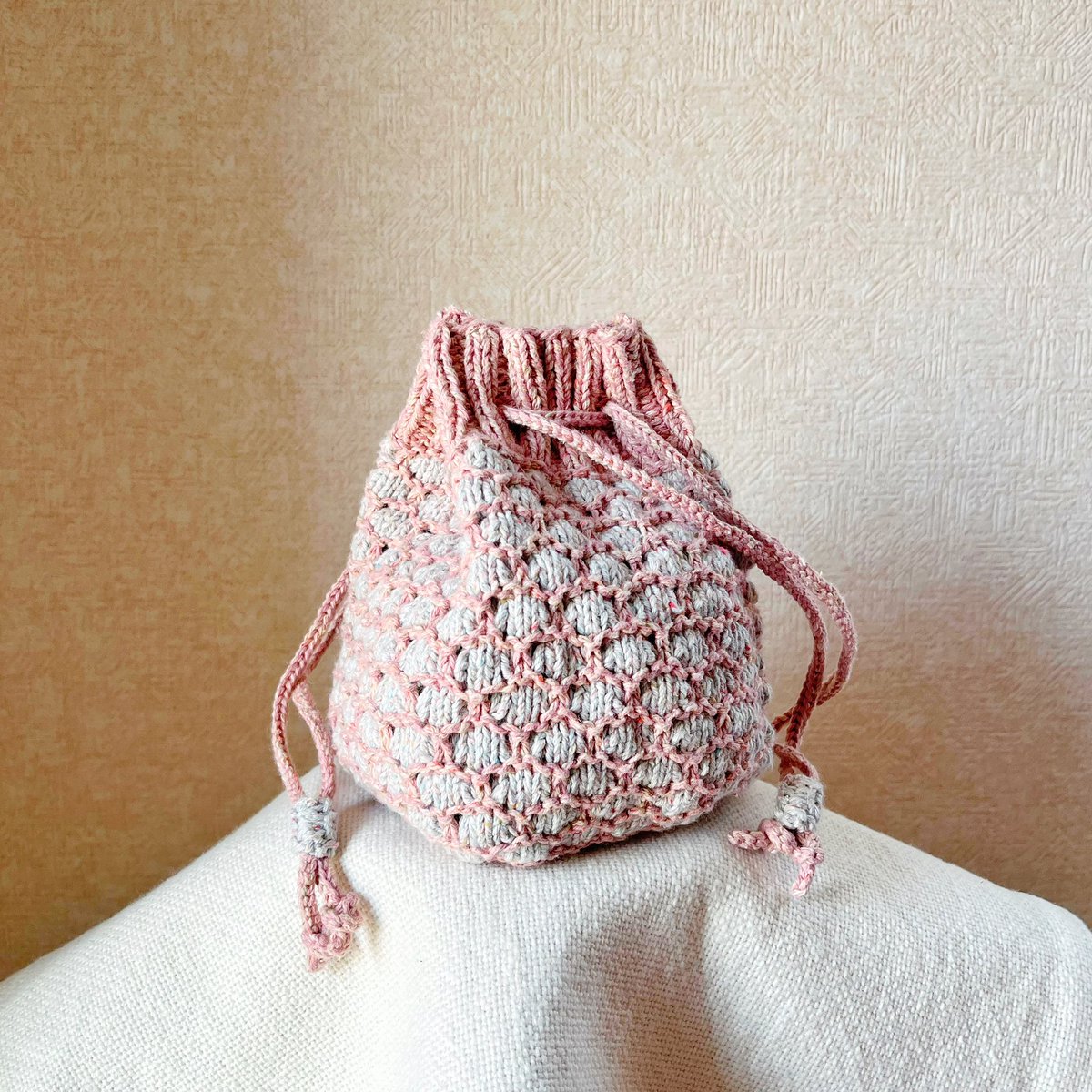 bunbunganko's tweet photo. コットン糸で巾着バッグを編みました 🌸
　
使用糸🧵
#ハマナカ コトーネツィード　Cotone Tweed
 
#Knitting #knitbag #handmade 
#編み物 #棒針編み #ハンドメイド
#cottoncat https://t.co/1YOLLtQsl9