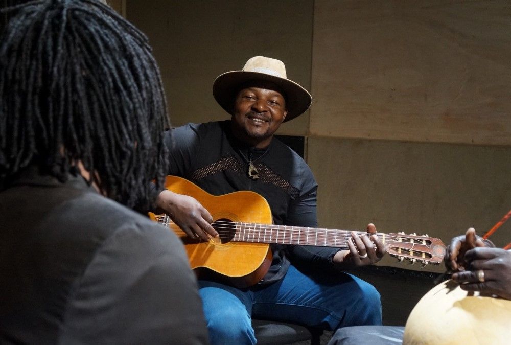 joam_antom's tweet photo. #Mundofonías 2025 #17 🏆🎶🌍 #TransglobalWorldMusicChart: Marzo 2025 / March 2025
¡Felicidades / Congrats! #1: Samba Touré
+ Meybahar, Fanoos Ensemble, Mircan Kaya, Sudeshna Bhattacharya, Flook, Mario Lucio, Gnonnas Pedro & His Dadjes, Trio da Kali https://t.co/fu5nJ5mv3D