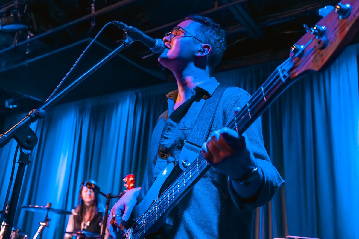 Jaxhollowmusic's tweet photo. Live shots from Cape Cod, MA by 📸: Jon Duncan // Rhythm Guitar/ Keys: Taylor Tuke, Bass: Mac Moy , Drums Jenna Kopitskemusic 🤘 #jaxhollow #capecod #capecodmusic #themusicroom #rock #bluesrock #guitar #tomanderson #tomandersonguitars #originalmusic #newalbum #newmusic https://t.co/KQgm5ivmYU