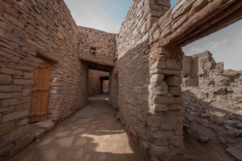 الطراز المعماري لواحة #دومة_الجندل التاريخية اعتمدت على حجارة الجندل الصلبة المعروفة بنفس منطقتها

#العمارة_السعودية