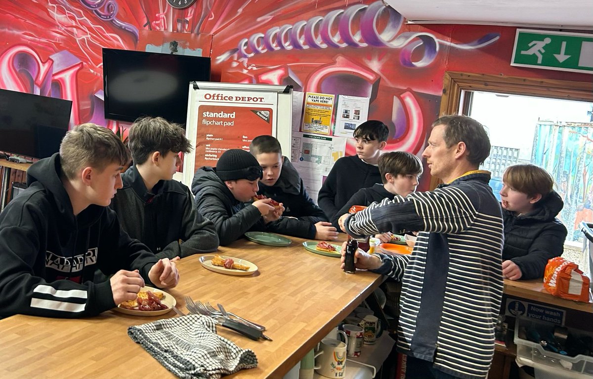 Monday Motivation at the UC Centre! 💡📱 Our SEBN pupils are starting the week by discussing the pros and cons of mobile phone use over breakfast. Great to see them engaged and sharing their perspectives! #MondayMotivation #SEBN #StudentGrowth