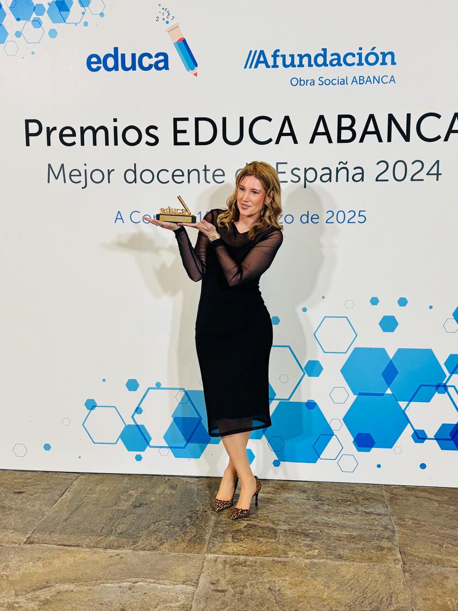 Este fin de semana nuestra formadora #GabrielaDelord ha recogido el premio EDUCA <a href="/SomosABANCA/">ABANCA</a> que la reconoce con el tercer puesto 🥉 entre los docentes universitarios en. España  2024.
Enhorabuena por este merecido reconocimiento que ya es el segundo que traes a <a href="/unisevilla/">Universidad de Sevilla</a>.